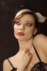 Portrait of young woman with lipstick on cheek clothed in 20ies style - FBF000373