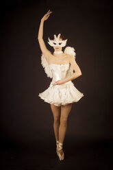 Junge Ballerina in Engelskostüm und Maske - FBF000372