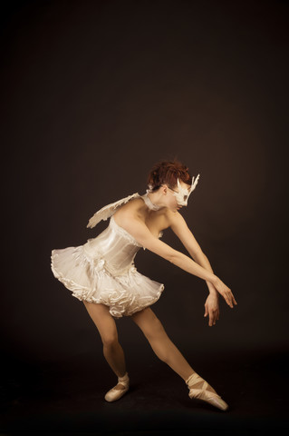 Junge Ballerina in Engelskostüm und Maske, lizenzfreies Stockfoto