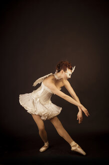Junge Ballerina in Engelskostüm und Maske - FBF000371