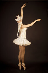 Junge Ballerina in Engelskostüm und Maske - FBF000369