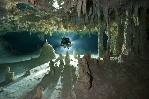 Mexiko, Yucatan, Tulum, Höhlentaucher in einer Cenote, lizenzfreies Stockfoto