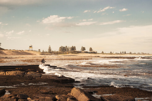 Australien, New South Wales, Teegärten, Mann am Strand in der Flut - FBF000366