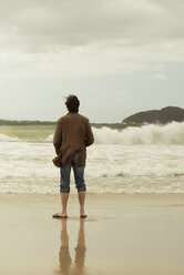 Australia, New South Wales, Tea Gardens, man at beach - FBF000364