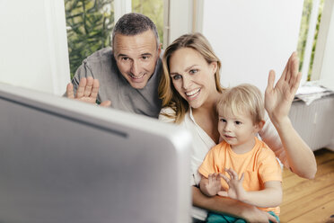 Glücklicher Großvater, Mutter und Sohn winken dem Computerbildschirm zu - MFF001057