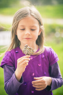 Porträt eines kleinen Mädchens mit Cake Pop - SARF000530