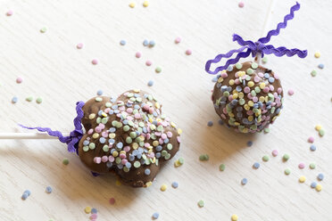 Two cake pops on white ground - SARF000528