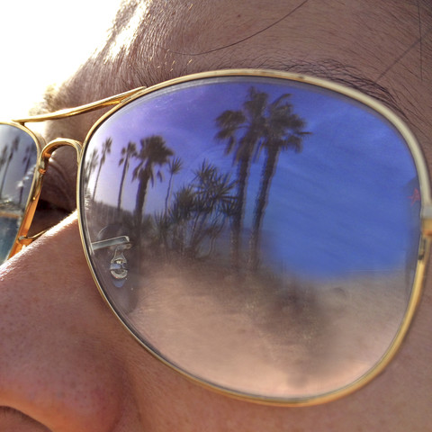 Spiegelung von Strand und Palmen auf einer Sonnenbrille, Fuerteventura, Spanien, lizenzfreies Stockfoto