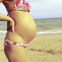 Schwangere Frau am Strand stehend, Fuerteventura, Spanien - DRF000663