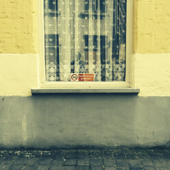 Belgien, Flandern, Brügge, Schild an Hausfassade 