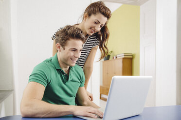 Junges Paar benutzt Laptop zu Hause - MFF001052