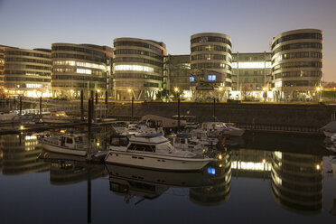 Deutschland, Nordrhein-Westfalen, Duisburg, Innenhafen und Bürogebäude, Five Boats, bei Nacht - WIF000608