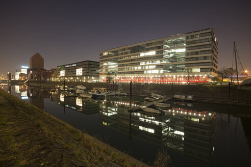 Deutschland, Nordrhein-Westfalen, Duisburg, Hitachi Power Office und Marina bei Nacht - WIF000610