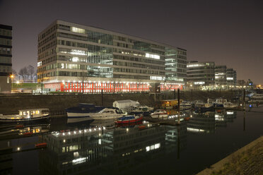 Deutschland, Nordrhein-Westfalen, Duisburg, Hitachi Power Office und Marina bei Nacht - WIF000611