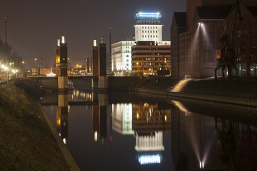 Deutschland, Nordrhein-Westfalen, Duisburg, Innenhafen, Blick auf Schwanentorbrücke, Kontorhaus bei Nacht - WIF000612