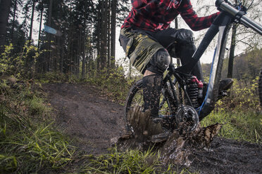 Deutschland, Niedersachsen, Deister, Bike Freeride im Wald - MUMF000051