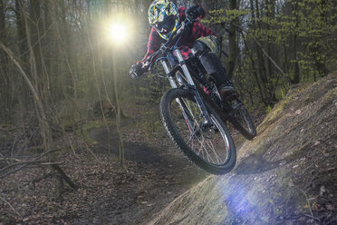 Deutschland, Niedersachsen, Deister, Bike Freeride im Wald - MUMF000054