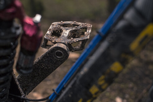 Deutschland, Niedersachsen, Deister, Mountainbike nach Freeride im Wald, schmutziges Fahrradpedal - MUMF000057