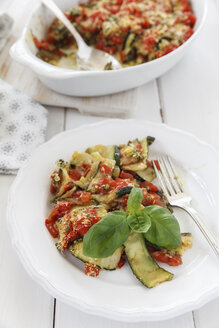 Zucchini-Tomaten-Gratin in Gratinform und auf Teller - EVGF000529