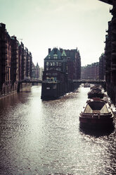 Deutschland, Hamburg, Hafencity, Speicherstadt und Schiffe - KRPF000439