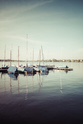 Deutschland, Hamburg, Alster, Segelboote am Steg - KRPF000441