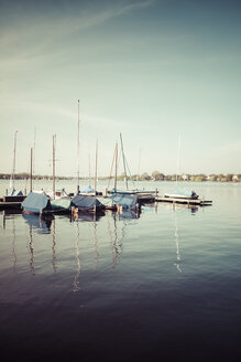 Deutschland, Hamburg, Alster, Segelboote am Steg - KRPF000441