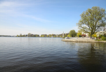 Deutschland, Hamburg, Alster im Frühling - KRPF000442