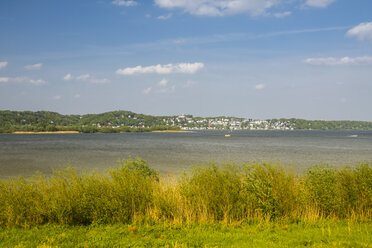 Deutschland, Hamburg, Blankenese, Blick auf den Süllberg, Unterelbe - KRPF000449