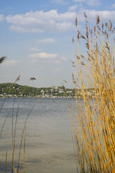 Deutschland, Hamburg, Blankenese, Blick auf den Süllberg, Unterelbe - KRPF000450