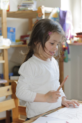 Mädchen malt zu Hause ein Bild, lizenzfreies Stockfoto