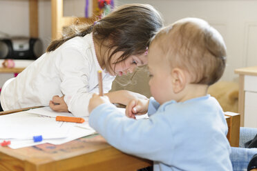 Brother and sister drawing at table - LAF000798