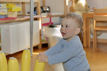 Kleiner Junge zu Hause mit Blick nach oben - LAF000784