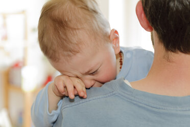 Vater hält weinenden kleinen Jungen - LAF000787