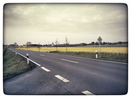 Deutschland, Nordrhein-Westfalen, Petershagen, Landstraße bei Petershagen-Bierde. - HAWF000122