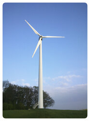 Deutschland, Nordrhein-Westfalen, Petershagen, Windkraftanlage in ländlicher Landschaft bei Petershagen. - HAWF000128