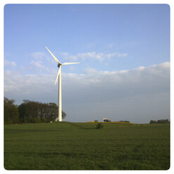 Deutschland, Nordrhein-Westfalen, Petershagen, Windkraftanlage in ländlicher Landschaft bei Petershagen. - HAWF000129