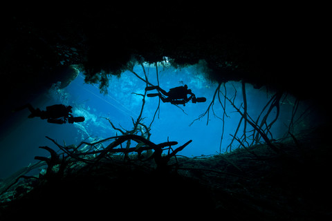 Mexiko, Tulum, Zwei Höhlentaucher am Eingang zur Cenote Autowäsche, lizenzfreies Stockfoto