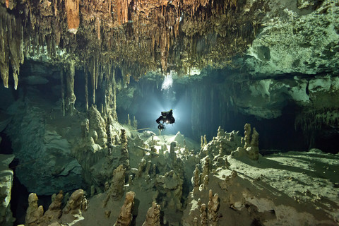 Mexiko, Yucatan, Tulum, Höhlentaucher im System Dos Ojos, lizenzfreies Stockfoto