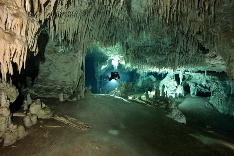 Mexiko, Tulum, Höhlentaucher beim Erkunden des Sistema Dos Pisos, lizenzfreies Stockfoto