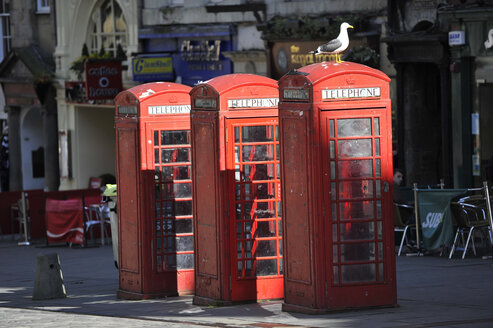 UK, Schottland, Edinburgh, Rote Telefonzellen auf der Straße - FDF000038
