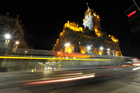 UK, Schottland, Edinburgh, Lichtspuren vor dem Balmoral Hotel, lizenzfreies Stockfoto