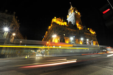 UK, Scotland, Edinburgh, Light trails in front of Balmoral Hotel - FDF000042