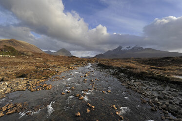 UK, Schottland, Landschaft mit bewölktem Himmel - FDF000052