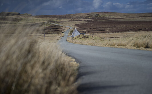 UK, Schottland, Straße auf der Isle of Skye - FDF000014