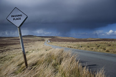 UK, Schottland, Straße auf der Isle of Skye - FDF000015