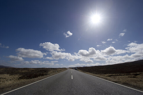 UK, Schottland, Straße in der Sonne - FDF000064