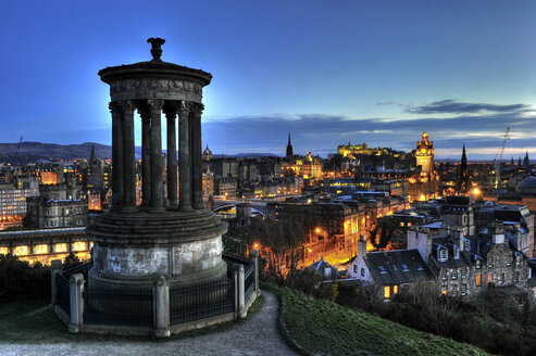 UK, Schottland, Edinburgh, Stadtansicht von Carlton Hill mit Dugald Stewart Monument - FDF000067