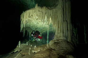 Mexico, Tulum, Cave diver exploring the system Nohoch Na Chich - YRF000045