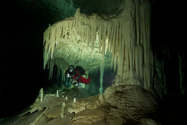 Mexiko, Tulum, Höhlentaucher erkunden das System Nohoch Na Chich - YRF000045