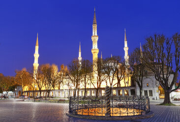 Türkei, Istanbul, Schlangensäule und Blaue Moschee - SIEF005288